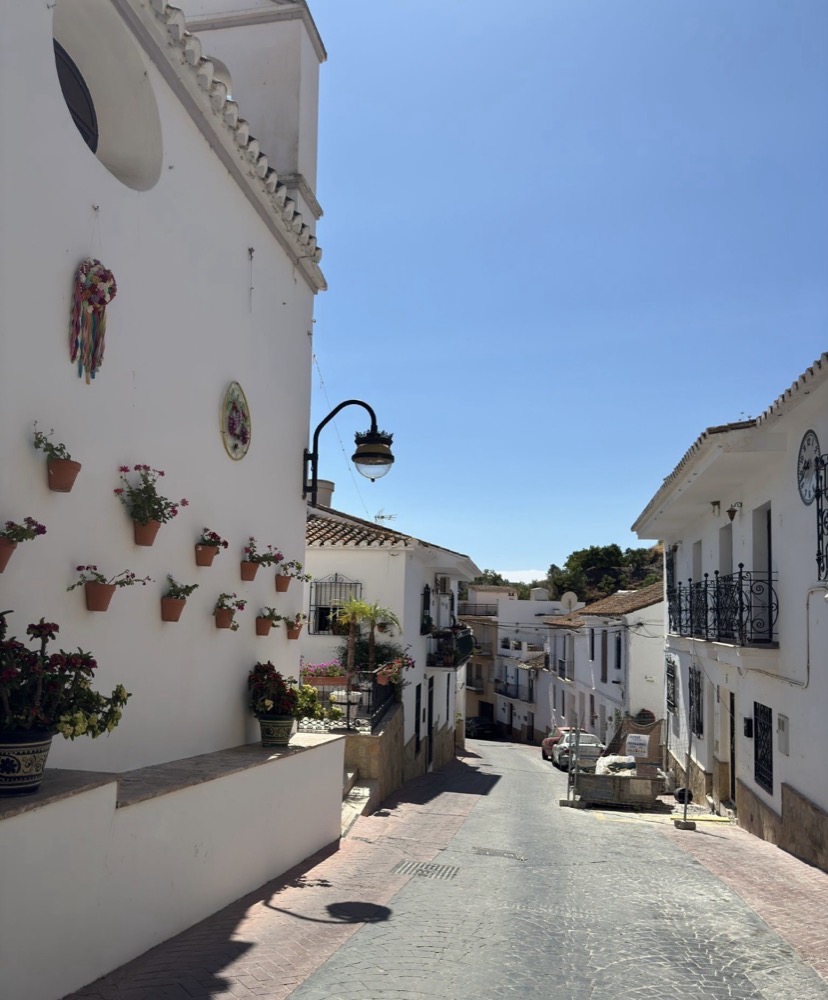 Straatje in een wit Andalusisch dorp