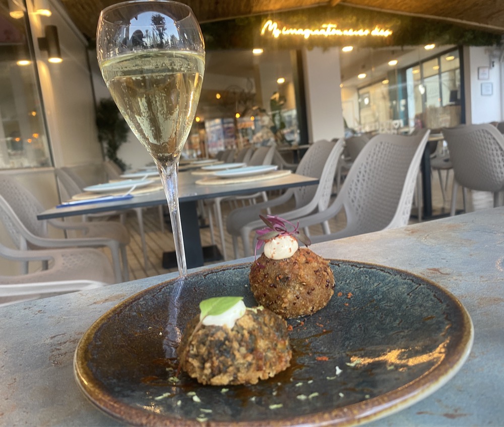 Tapas en een glas wijn op een Spaans terras
